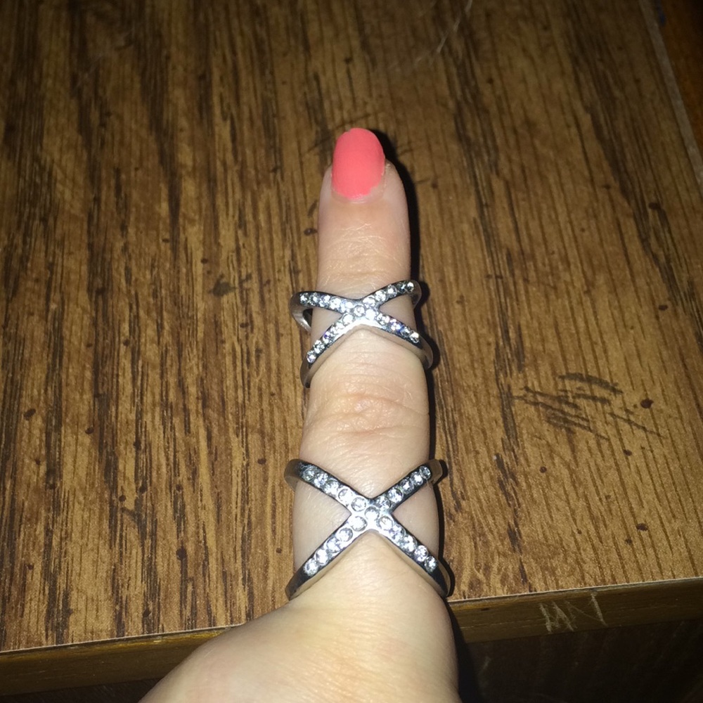 Jennifer Lopez crisscross midi ring set